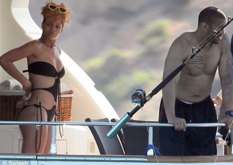 Rihanna u seksi izdanju s novim dečkom na jahti