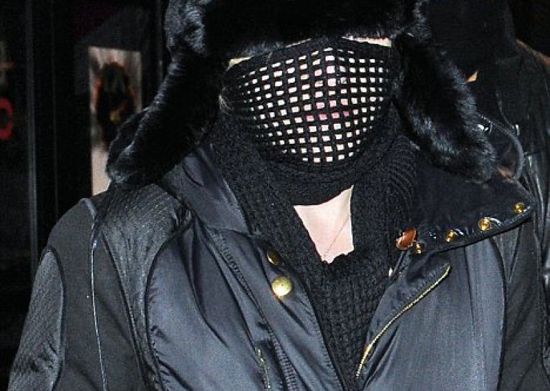 Madonna se prošetala s brnjicom na licu