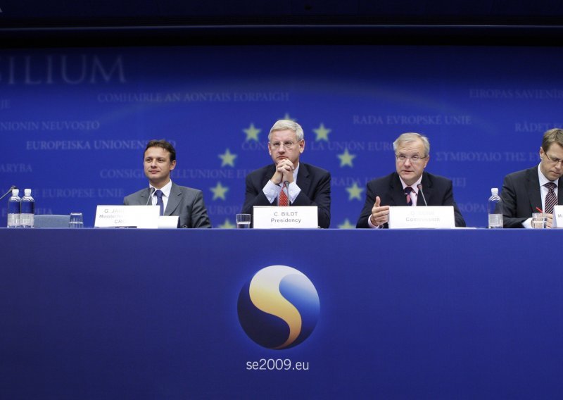 Žbogar: Ne blokiramo Hrvatsku, Bildt : Blokirate!