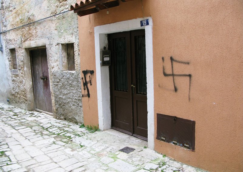 Kukasti križevi na kućama Roma