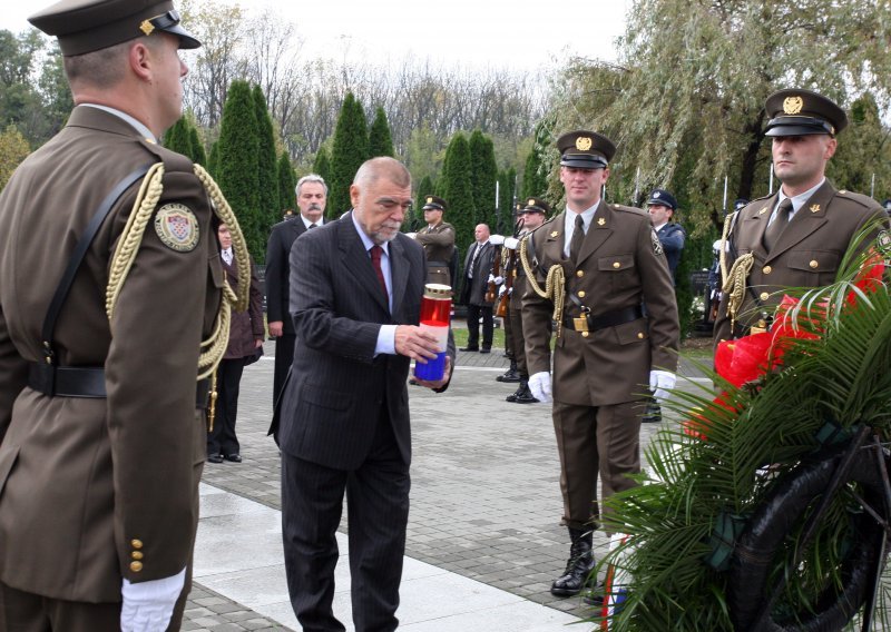 U Vukovaru položeni vijenci na Memorijalnom groblju