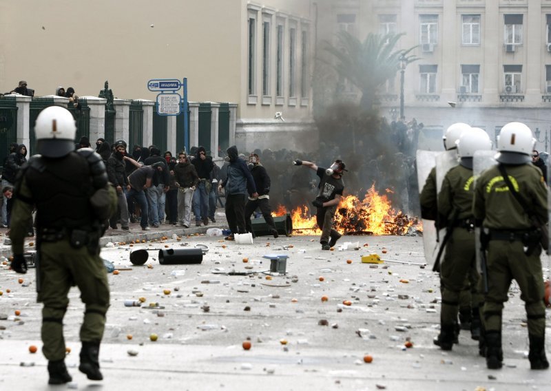 Zbog suzavca s ulice prekinuta utakmica u Grčkoj