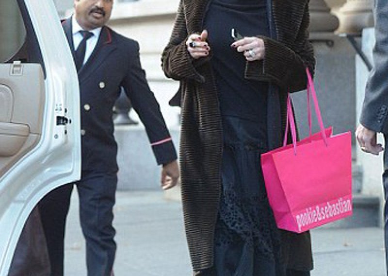 Catherine Zeta-Jones izgleda kao baka