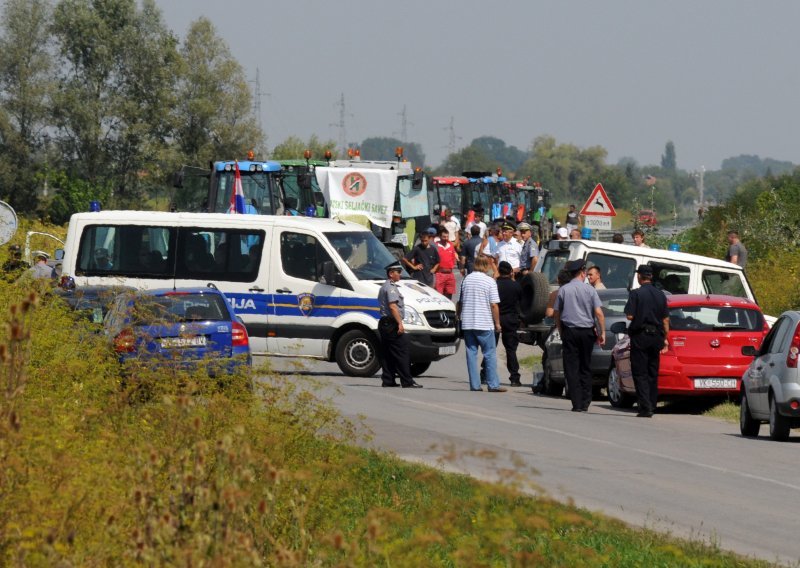 Policija blokirala seljake na putu do granice