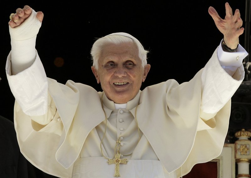 Papa prvi put u javnosti od loma ruke