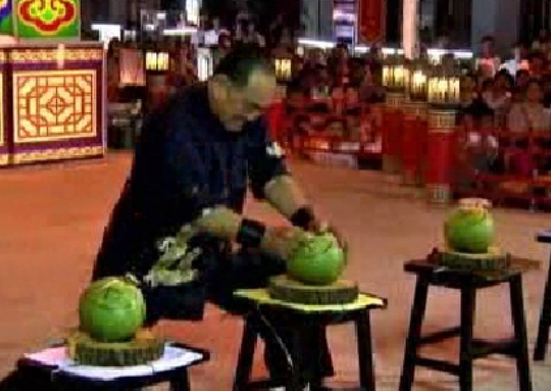 Kung fu borac otvorio prstom 4 kokosova oraha