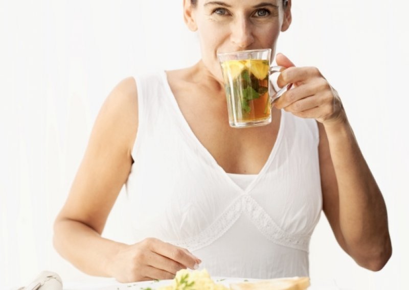 Tri šalice čaja dnevno smanjuju rizik od infarkta za 70 posto
