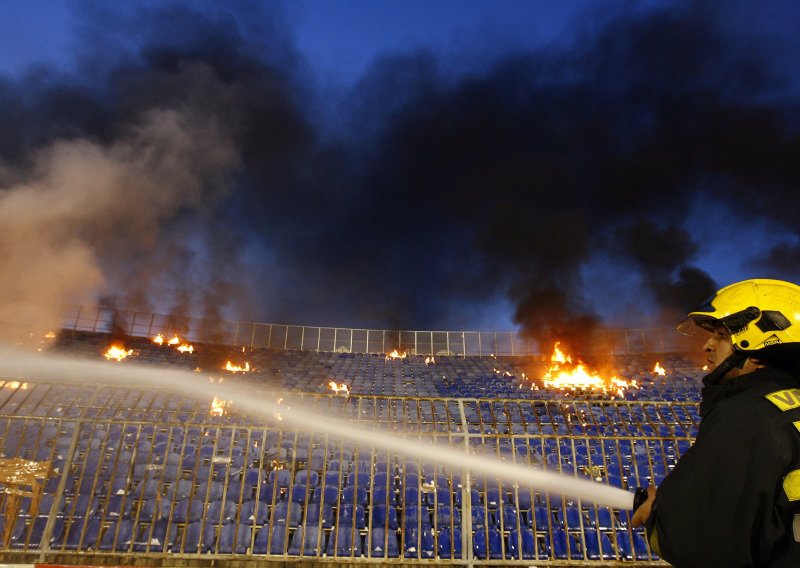 Delije zbog poraza palile stadion Partizana
