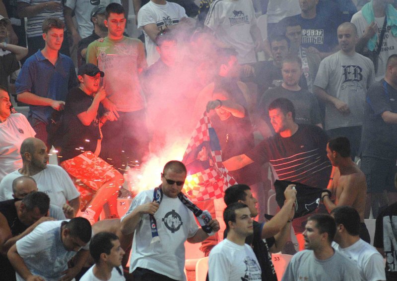 Provokacija navijača Veleža na stadionu Zrinjskog
