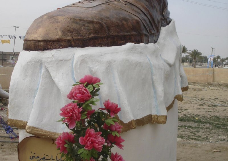 Otkriven spomenik cipeli bačenoj na Busha