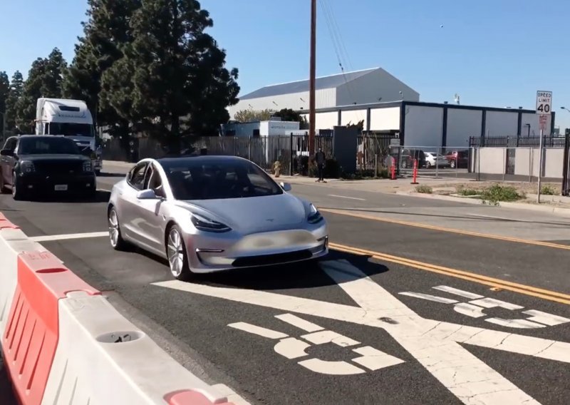 Tesla Model 3 ulovljen kako vozi javnim cestama