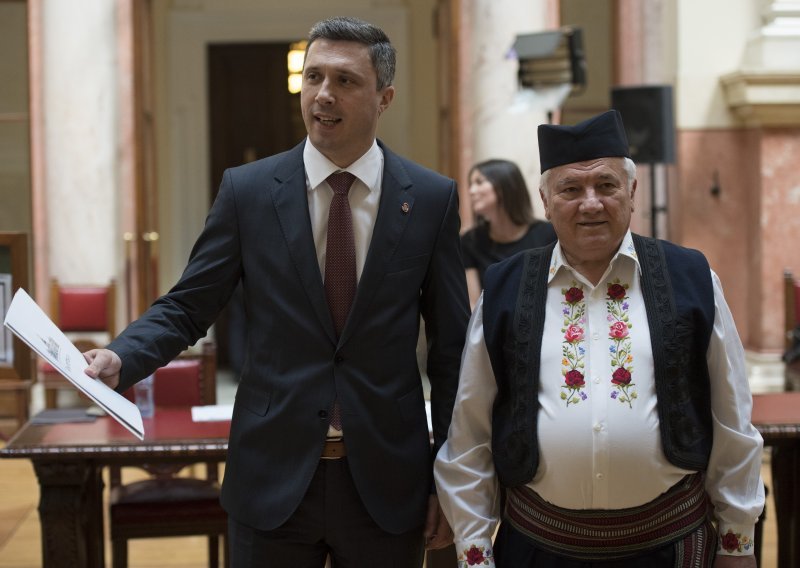 [VIDEO] Šef srbijanskih nacionalista u parlamentu 'davio' i 'udarao' zastupnike