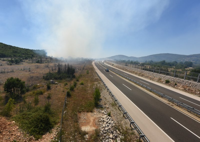 Požari otežavaju promet na autocesti A1, planulo i kod Vodica