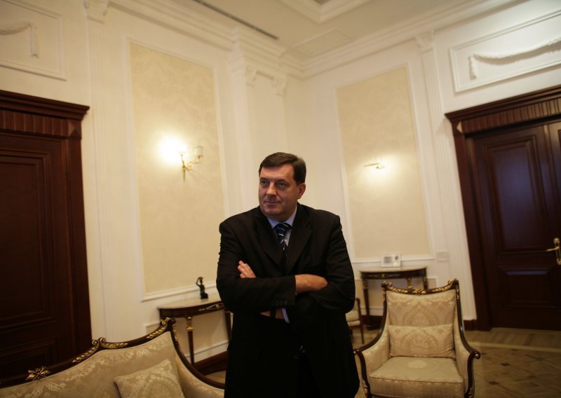 Dodik napustio 'bezvezni' sastanak s Fueleom