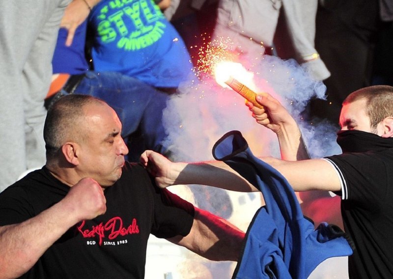 Užas u Beogradu! 'Grobari' noževima izboli navijače s crveno-bijelim obilježjima