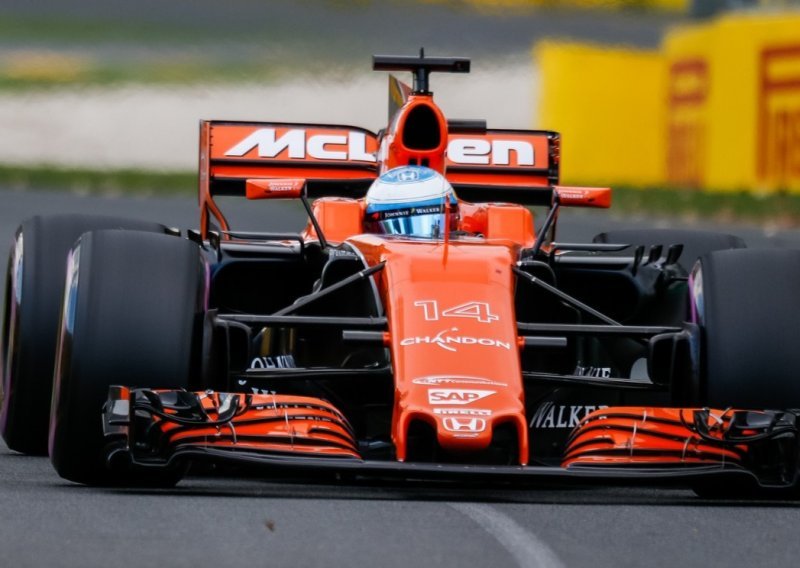 Alonso vozi kao zvijer i očajnički pokušava samog sebe – prodati!