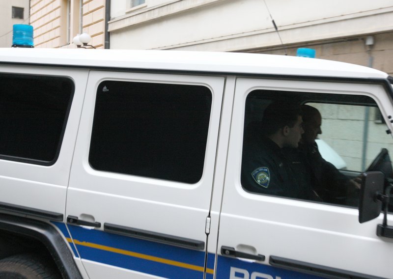 Policajcima u Požegi pobjegao zatvorenik iz automobila