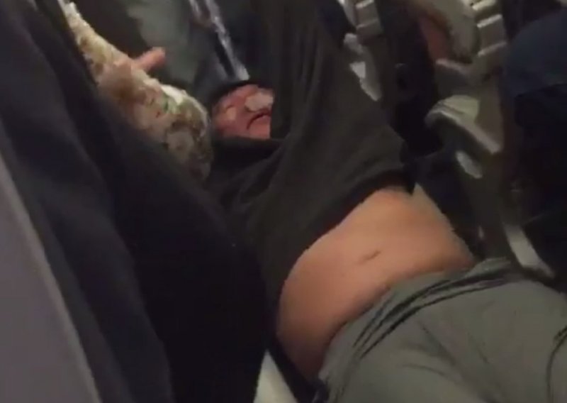 United Airlines na meti kritika zbog nasilja nad putnikom koji nije htio prepustiti mjesto u prebukiranom avionu