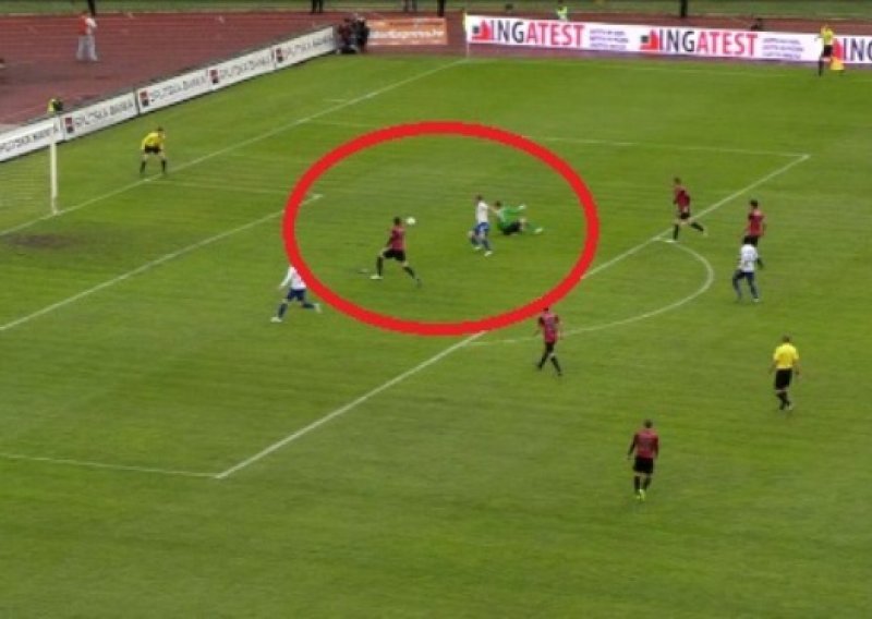 Ovo se dogodi kad Hajdukov bek imitira Pelea!