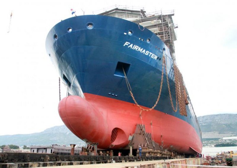 Porinut brod s najvećim dizalicama na svijetu