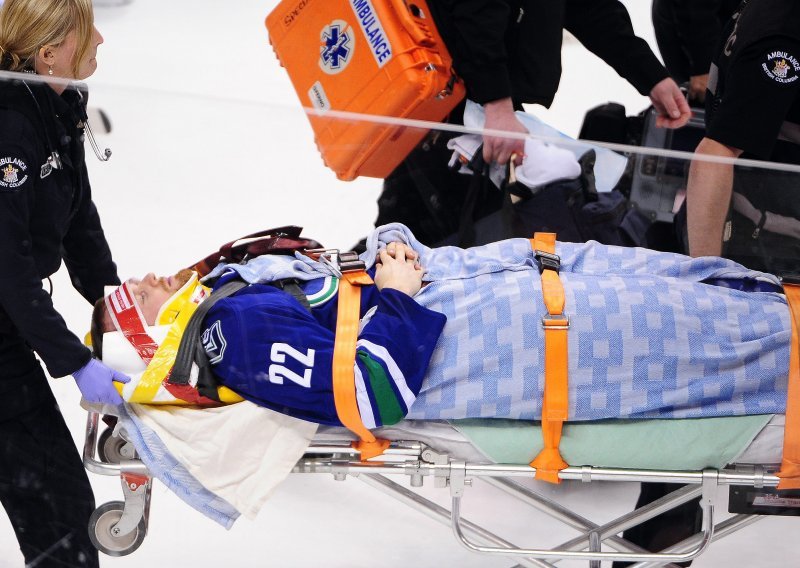 Užas na ledu! Hokejaški velikan iznesen s terena