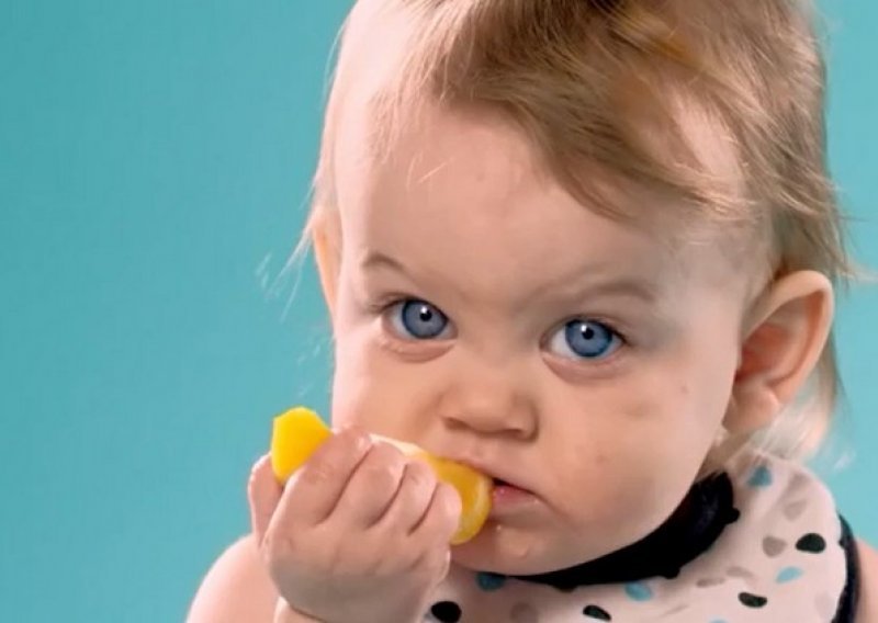 A ovako izgledaju bebe kad se prvi put sretnu s limunom