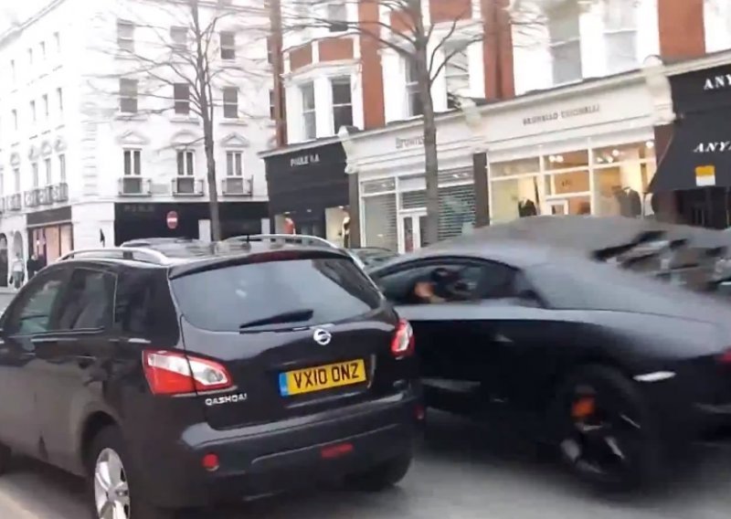 Mazda usred Londona katapultirala Lamborghini u BMW