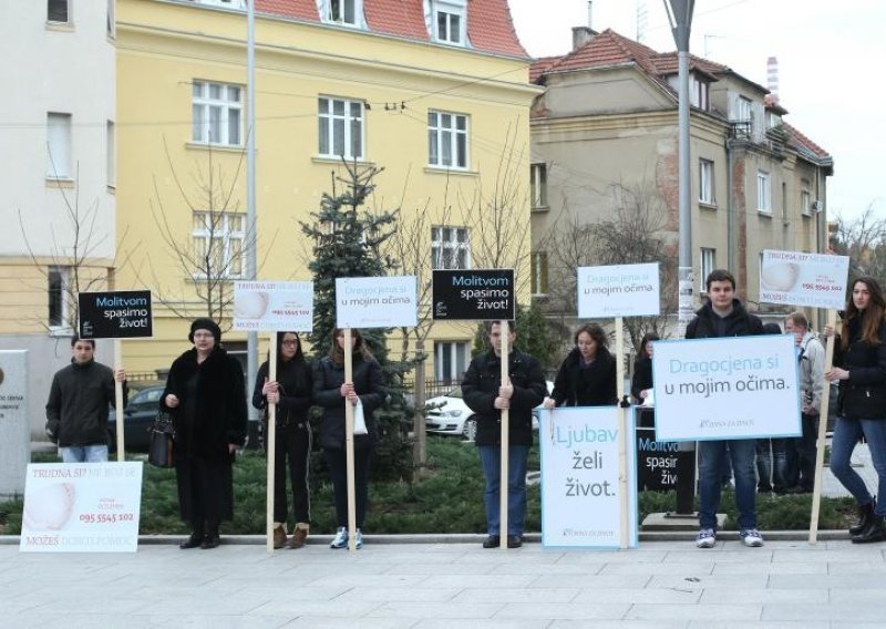 Tko se to moli pred Vinogradskom bolnicom i uznemirava žene