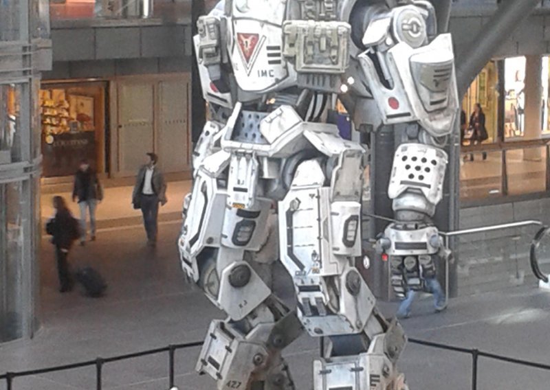 Divovski robot osvanuo posred Berlina