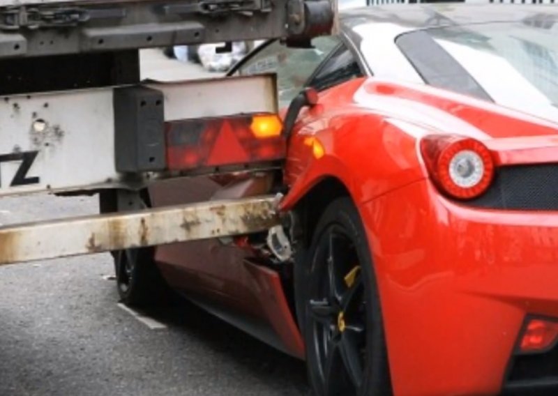 Evo zašto vlasnici Ferrarija ne vole parkirati izvan garaže