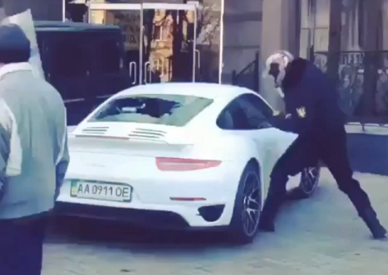 Ukrajinci demolirali novi Porsche 911 člana Janukovičeve stranke