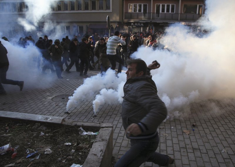 U sukobu policije i studenata na Kosovu deseci ozlijeđenih
