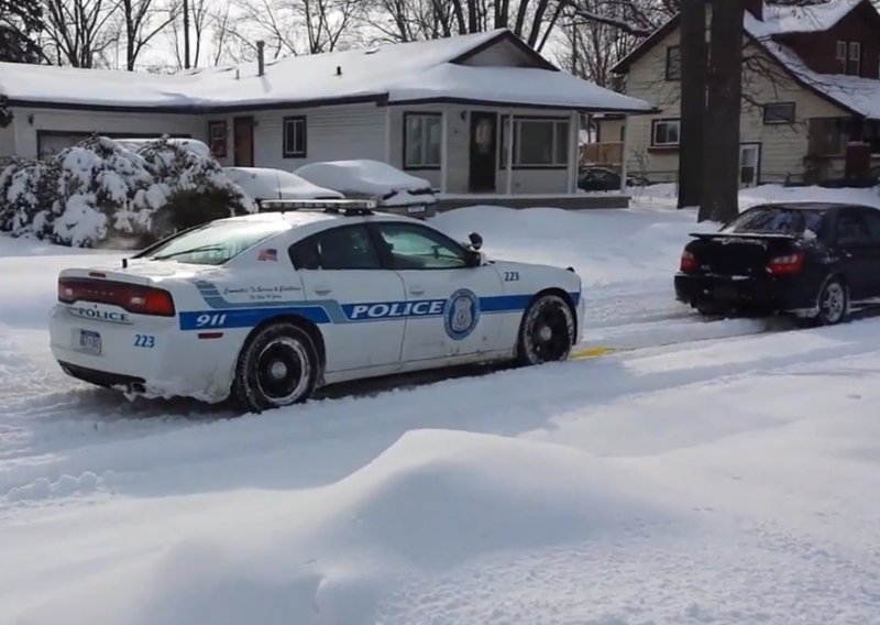 Zovi Subaru kad policijski muscle car zapne u snijegu