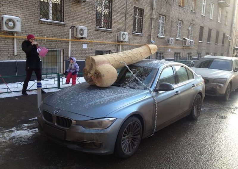 Putinovu kritičarku dočekao 100 kg težak drveni penis na BMW-u
