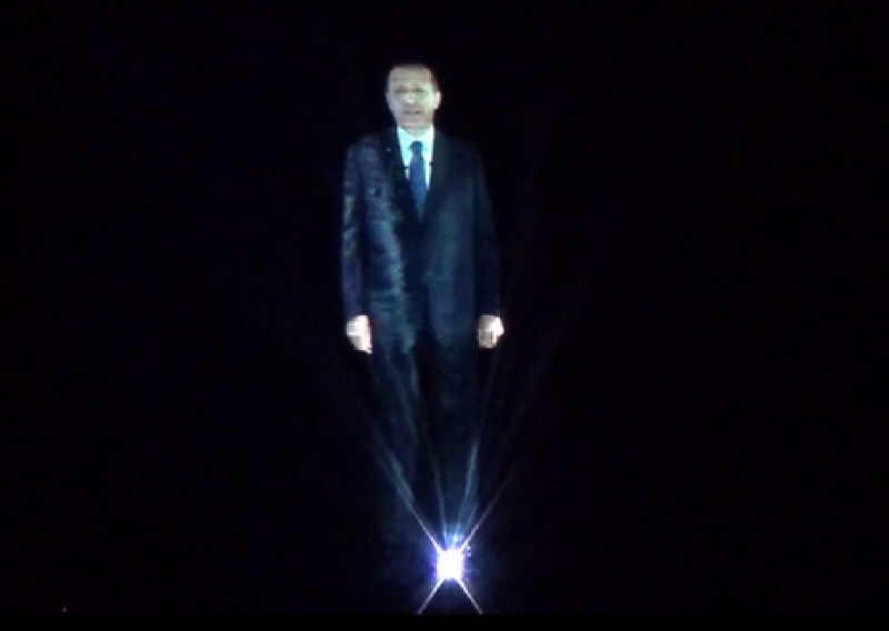 Erdogan se ukazao kao hologram pred pristašama