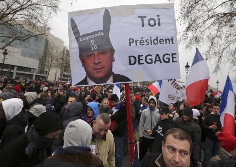 Desničari protiv Hollandea: Najmanje 150 privedenih, 19 policajaca ranjeno