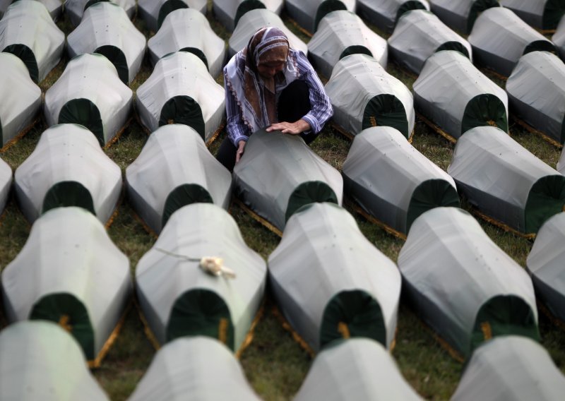 Komunalci u Višegradu sa spomenika uklonili riječ 'genocid'