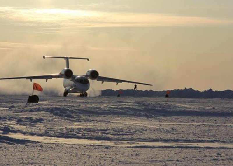 Antonov slijeće na ledenu pistu Sjevernog pola