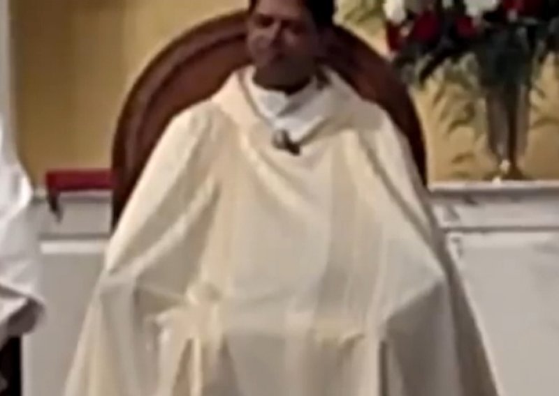 Što to ovaj svećenik radi ispod halje?