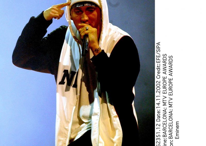Eminem, pojačan Rihannom, opet na vrhu