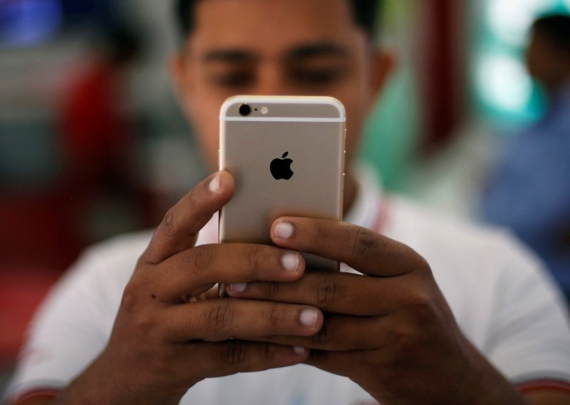 Prihodi padaju, no Apple je prodao milijarditi iPhone!