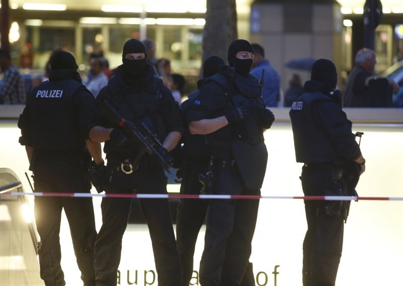 Pucnjava u šoping centru u Münchenu, devet mrtvih i više ranjenih