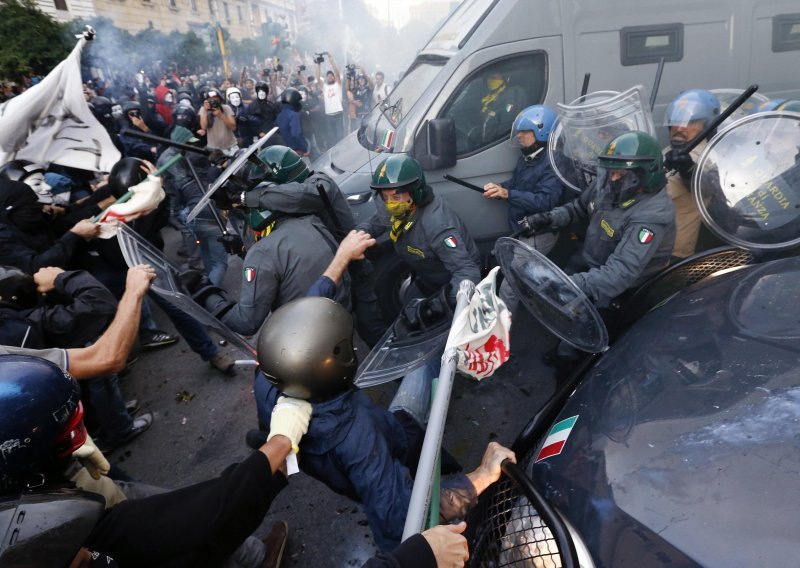 Burni prosvjedi protiv štednje u Rimu, došlo do sukoba s policijom