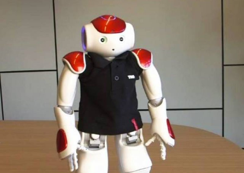 Robot Charlie uči dijete izračunati podatke koji mu mogu spasiti život