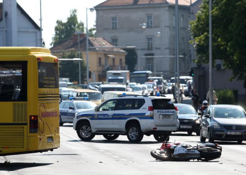 Motociklist poginuo u sudaru s busom
