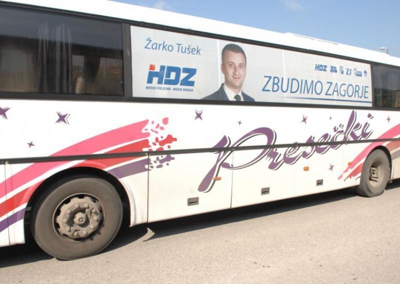 Roditelji osnovaca skinuli su političku reklamu s autobusa