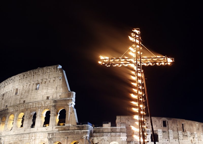 Papa Franjo po prvi put predvodi Križni put u Koloseumu