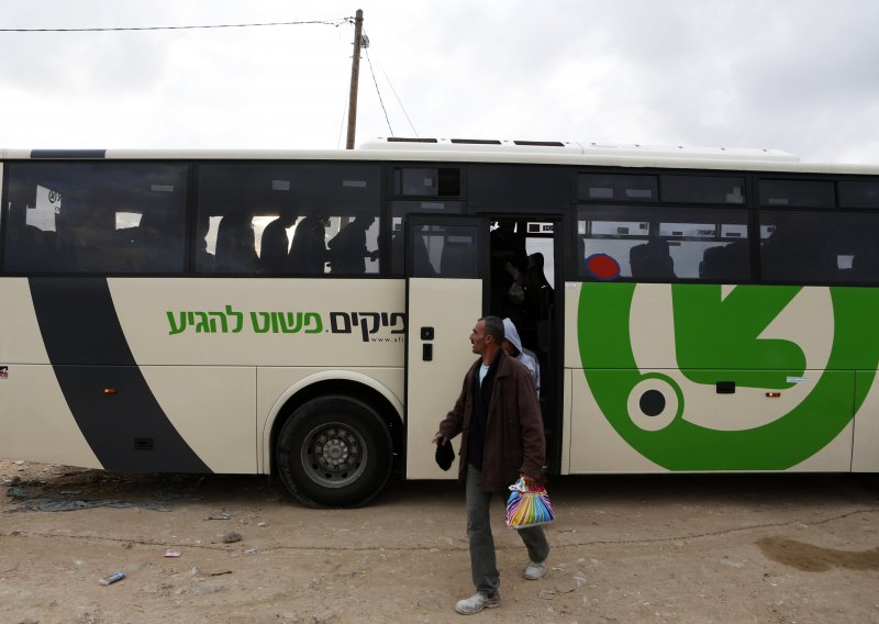 Zapaljena dva autobusa za palestinske radnike