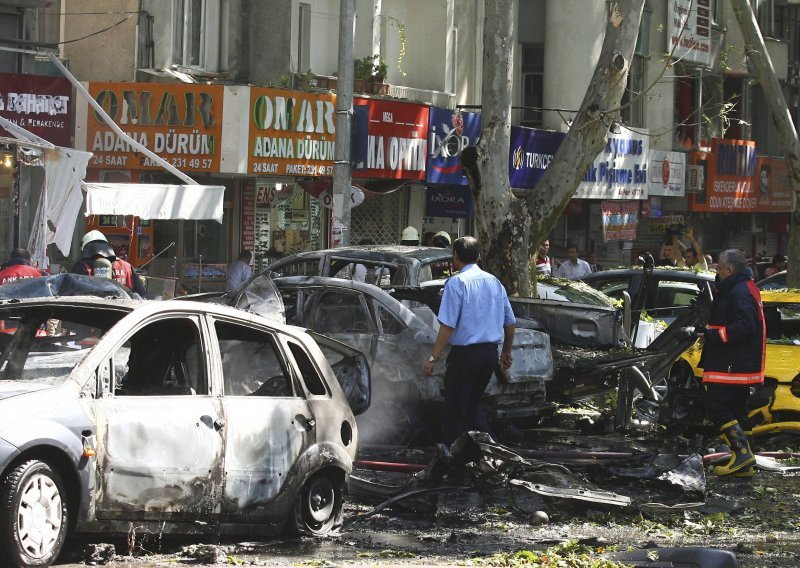 U napadu u Karachiju ubijeno 45 osoba