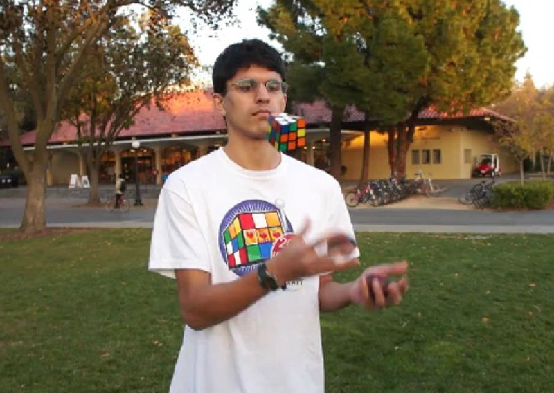 Student istovremeno žonglira i slaže Rubikovu kocku